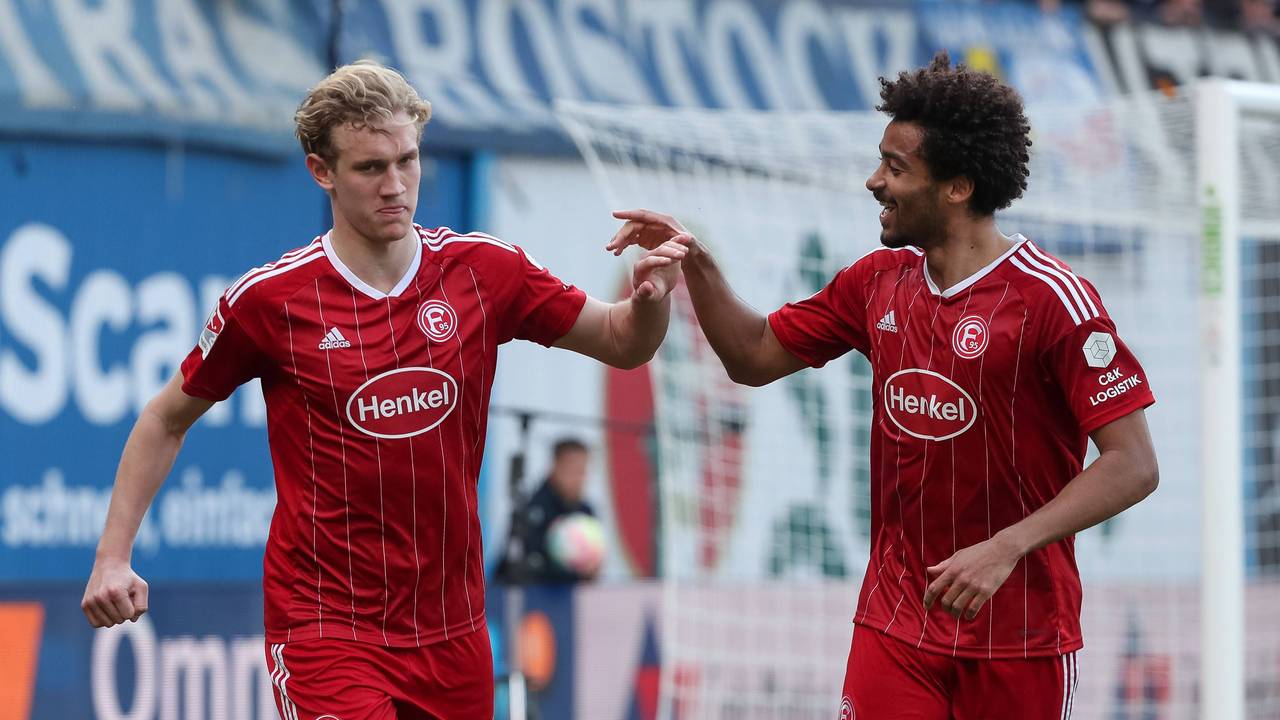 Christoph Klarer bejubelt sein Tor gegen Rostock mit Teamkollege Emmanuel.