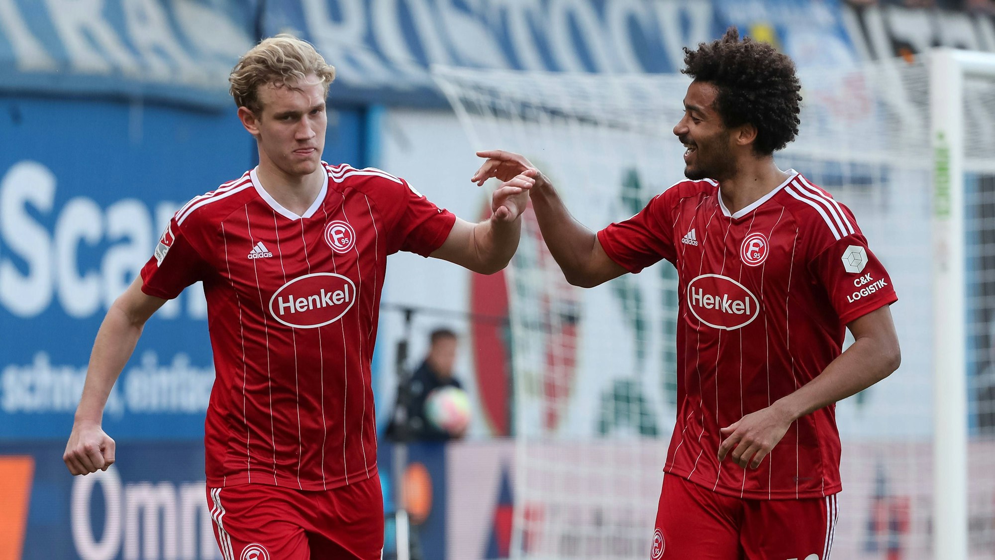 Christoph Klarer bejubelt sein Tor gegen Rostock mit Teamkollege Emmanuel.