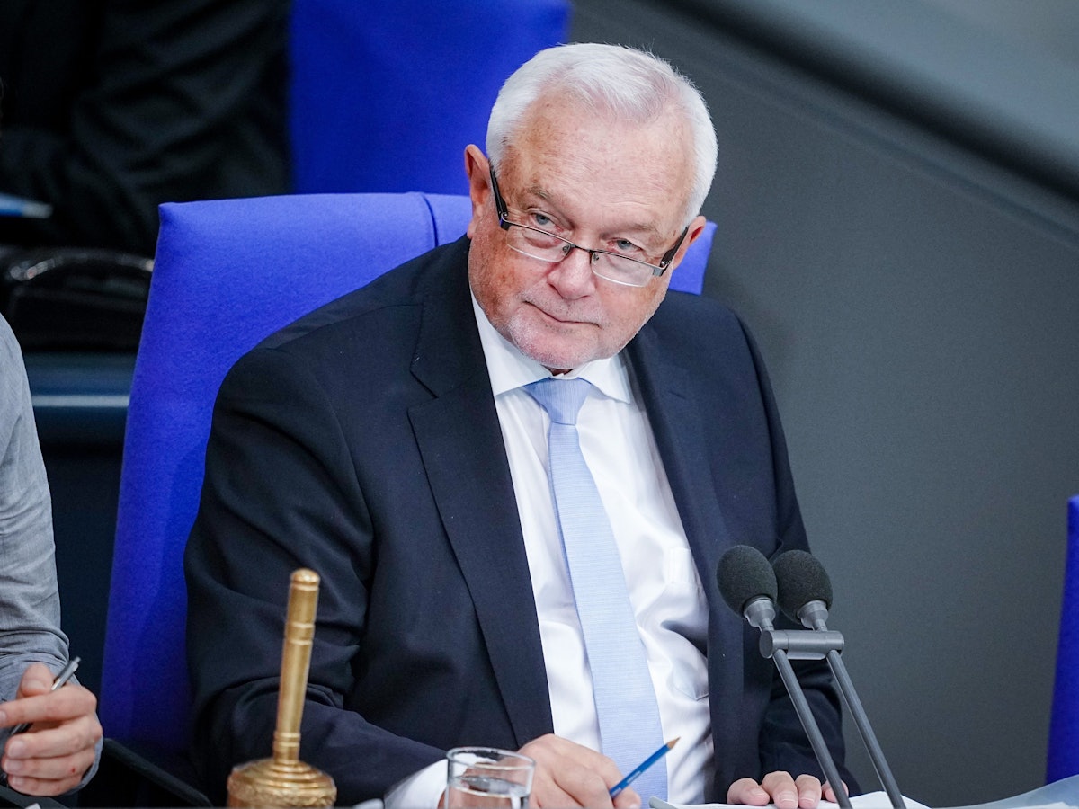 Wolfgang Kubicki, stellvertretender FDP-Parteivorsitzender und Bundesratsvizepräsident, bei einer Sitzung des Bundestags Ende Mai 2022: Kubicki hat sich für einen Putin-Vergleich entschuldigt.