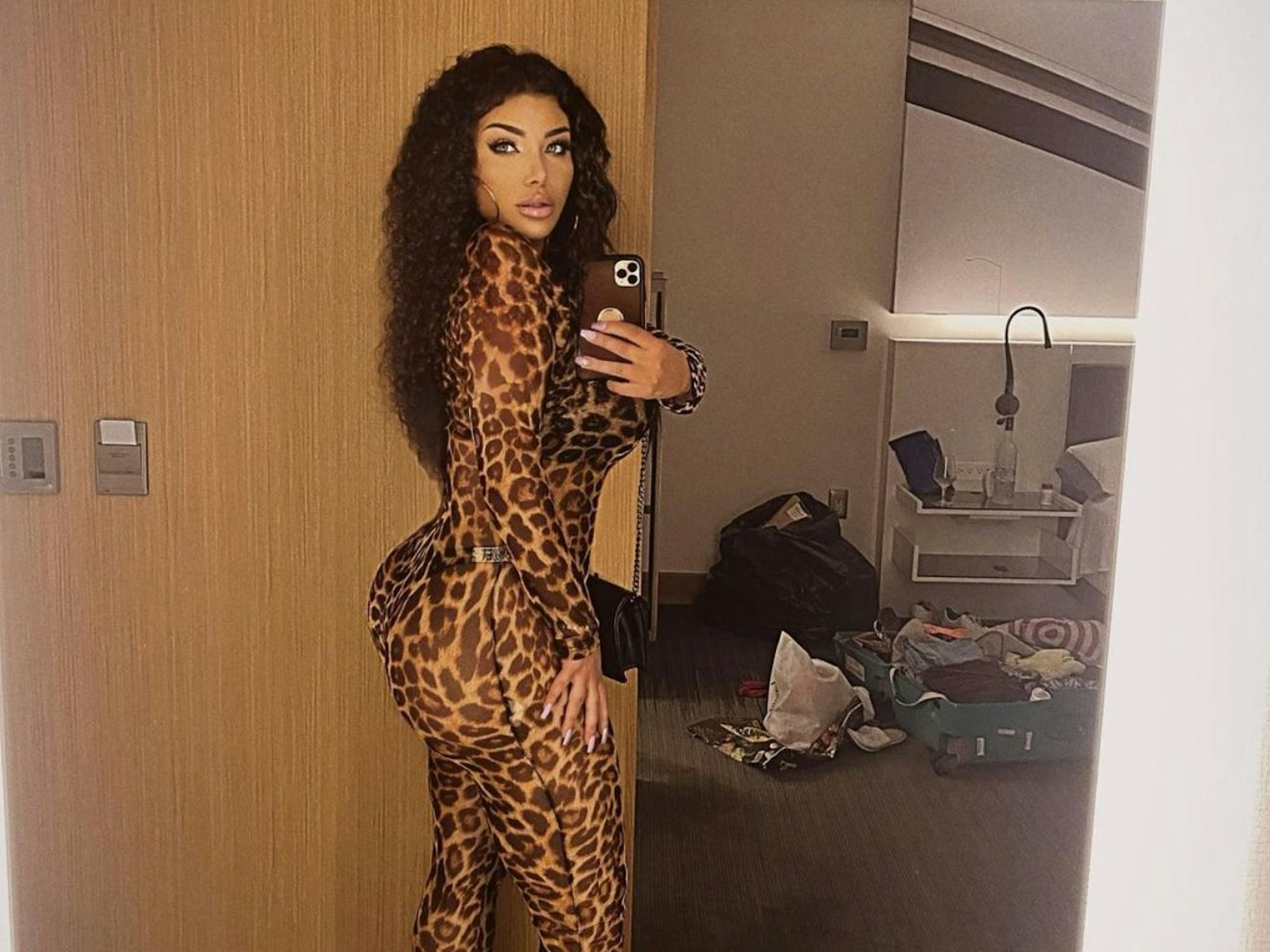 Melody Haase posiert im Leo-Look für ein Selfie vor dem Spiegel.