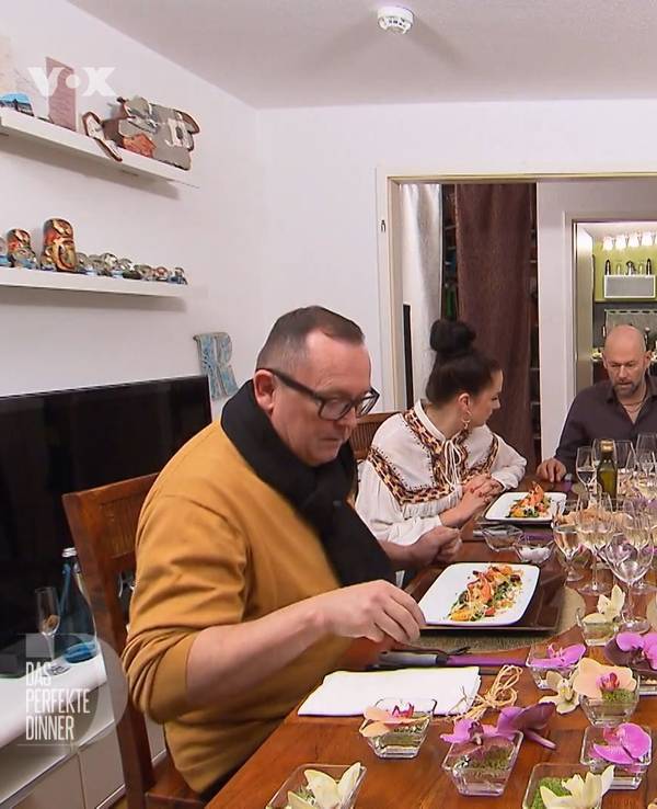 (v.l.n.r.): Klaus, Fanny, Gastgeber Chris, Gero und Anett sitzen an Tag 3 von Das perfekte Dinner in Potsdam (TV-Ausstrahlung: 22. März 2023) in Chris Esszimmer.