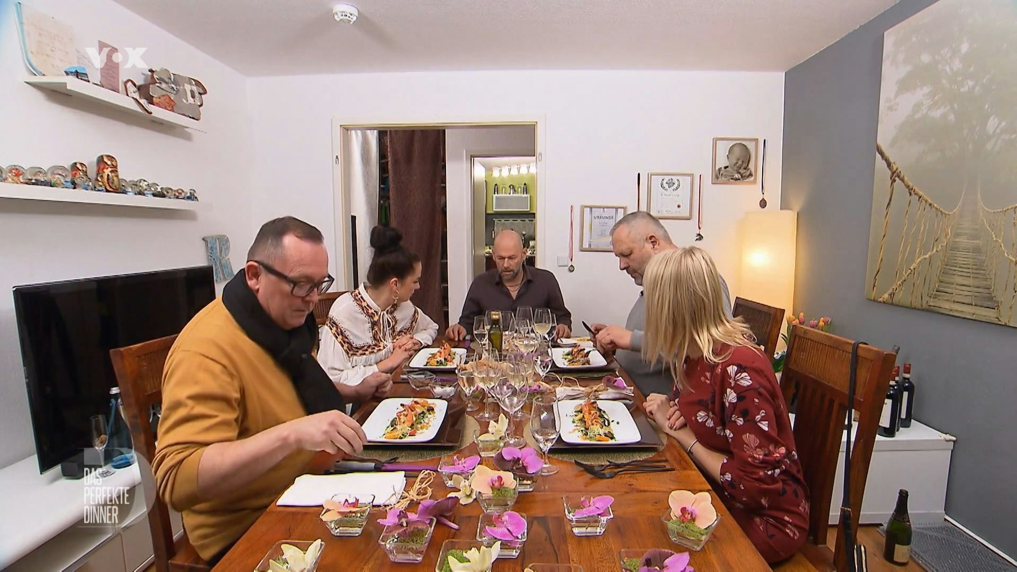 (v.l.n.r.): Klaus, Fanny, Gastgeber Chris, Gero und Anett sitzen an Tag 3 von Das perfekte Dinner in Potsdam (TV-Ausstrahlung: 22. März 2023) in Chris Esszimmer.