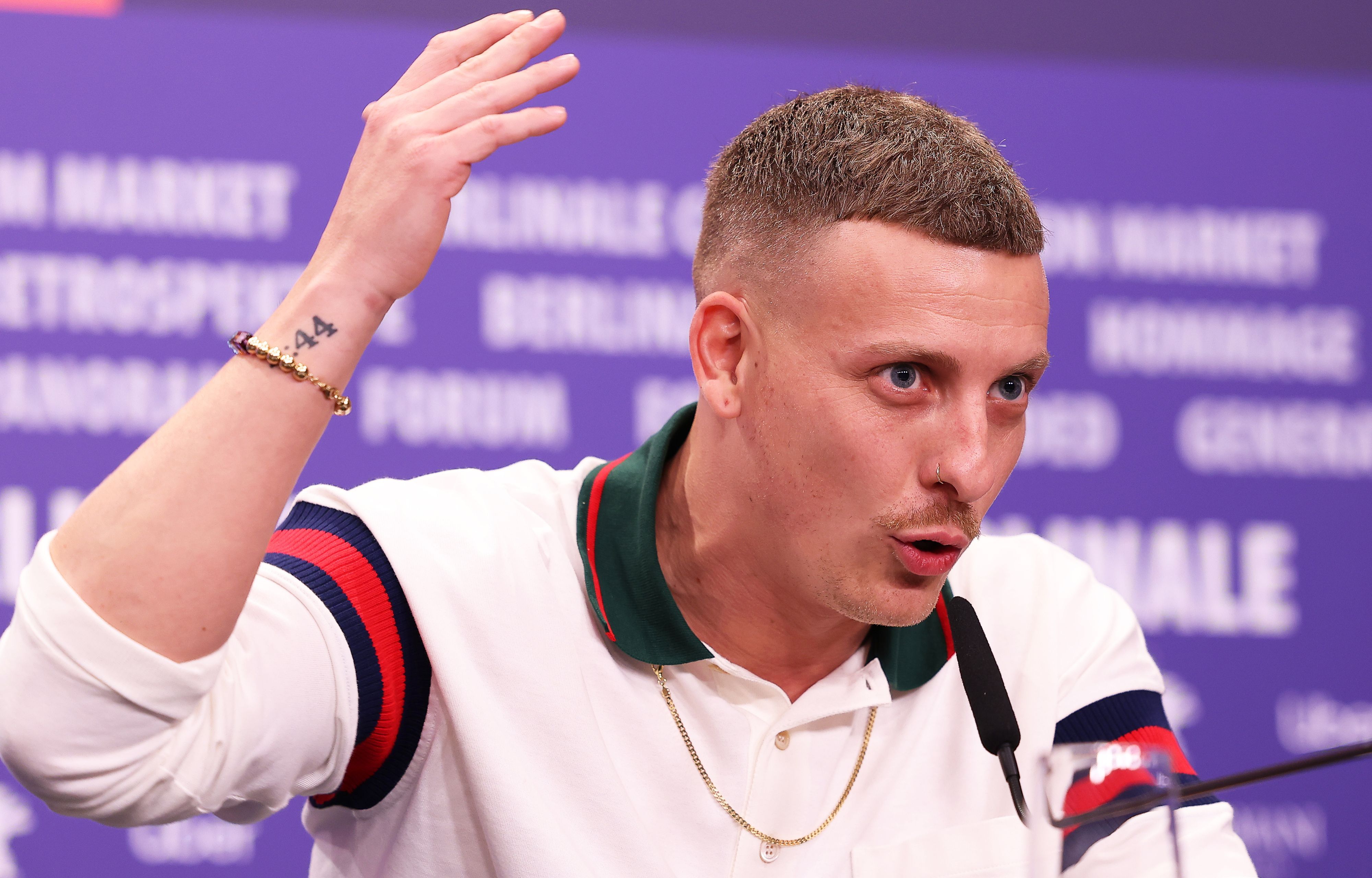Felix Lobrecht, Drehbuchautor, spricht bei der Pressekonferenz zum Film "Sonne und Beton" im Rahmen der Berlinale. Der Film läuft in der Berlinale Special Gala. Die 73. Internationalen Filmfestspiele laufen bis zum 26. Februar 2023. +++ dpa-Bildfunk +++