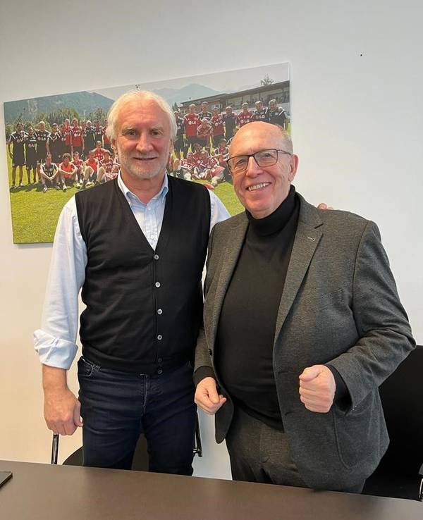 Rudi Völler und Reiner Calmund stehen nach dem Interview zusammen.
