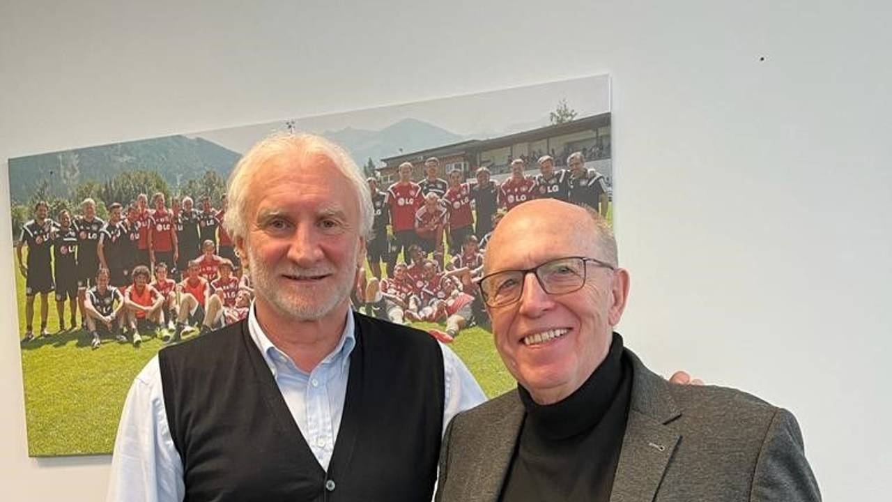 Rudi Völler und Reiner Calmund stehen nach dem Interview zusammen.