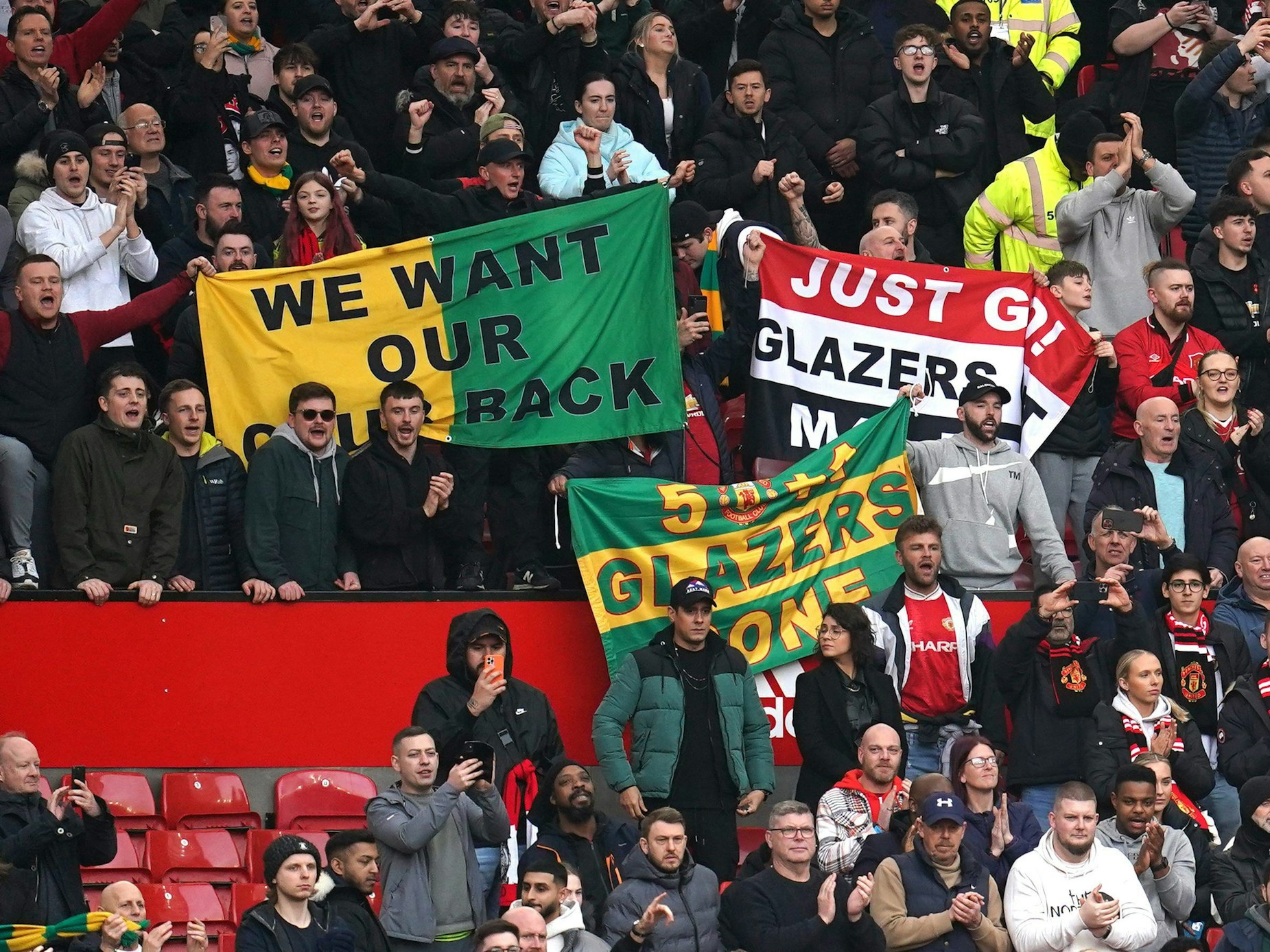 Fans auf der Tribüne halten Transparente hoch, um gegen die derzeitigen Eigentümer des Vereins, die Familie Glazer, zu demonstrieren.