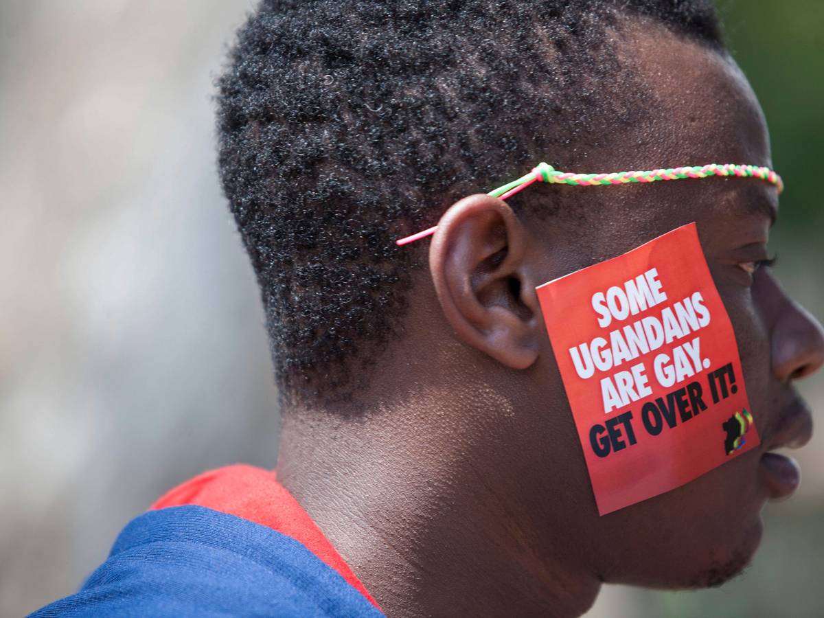 Uganda, Entebbe: Ein ugandischer Mann trägt einen Aufkleber mit der Aufschrift "Some Ugandans Are Gay. Get Over It" („Einige Ugander sind schwul. Finde dich damit ab“) während der LGBT-Pride-Feierlichkeiten auf seiner Wange. Symbolfoto vom 08.08.2014.