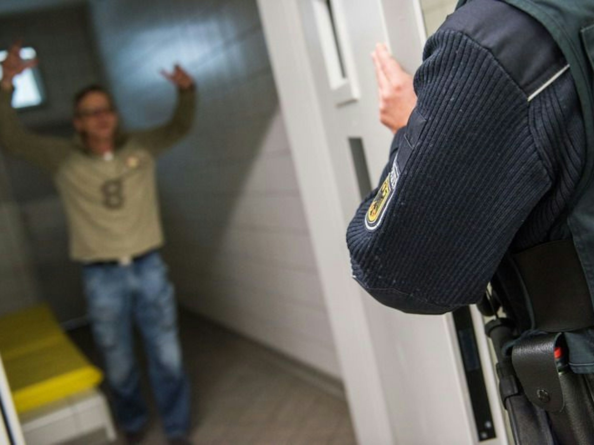 Ein Mann wird von der Polizei verhaftet.