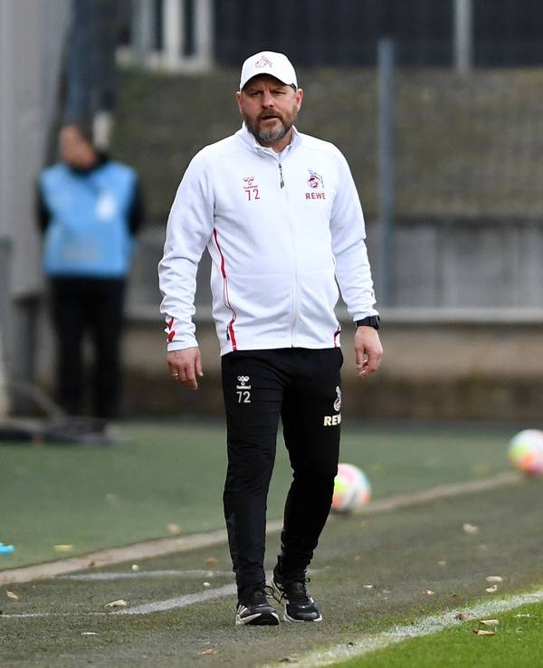 Steffen Baumgart steht beim Testspiel des 1. FC Köln gegen VV St. Truiden an der Seitenlinie.