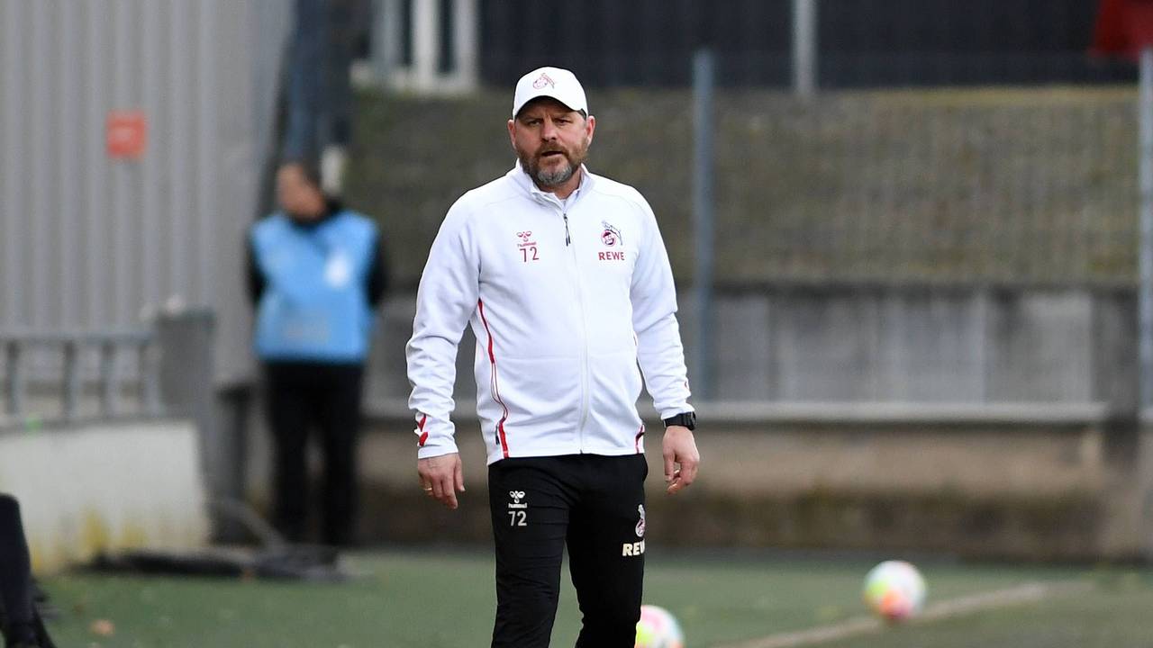 Steffen Baumgart steht beim Testspiel des 1. FC Köln gegen VV St. Truiden an der Seitenlinie.