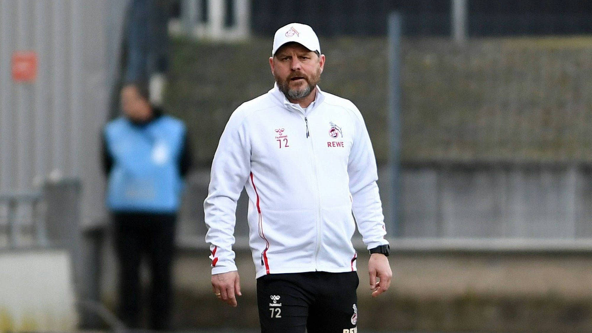 Steffen Baumgart steht beim Testspiel des 1. FC Köln gegen VV St. Truiden an der Seitenlinie.