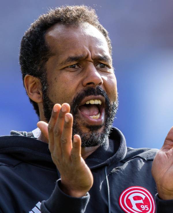 Düsseldorfs Trainer Daniel Thioune feuert seine Spieler an.