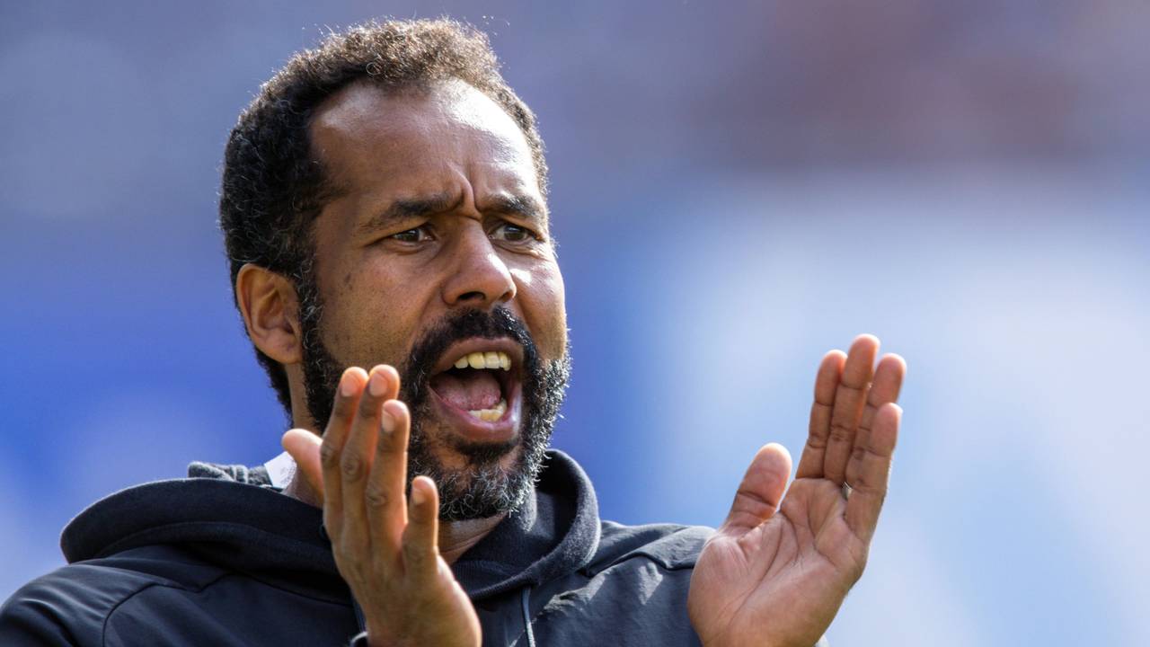 Düsseldorfs Trainer Daniel Thioune feuert seine Spieler an.