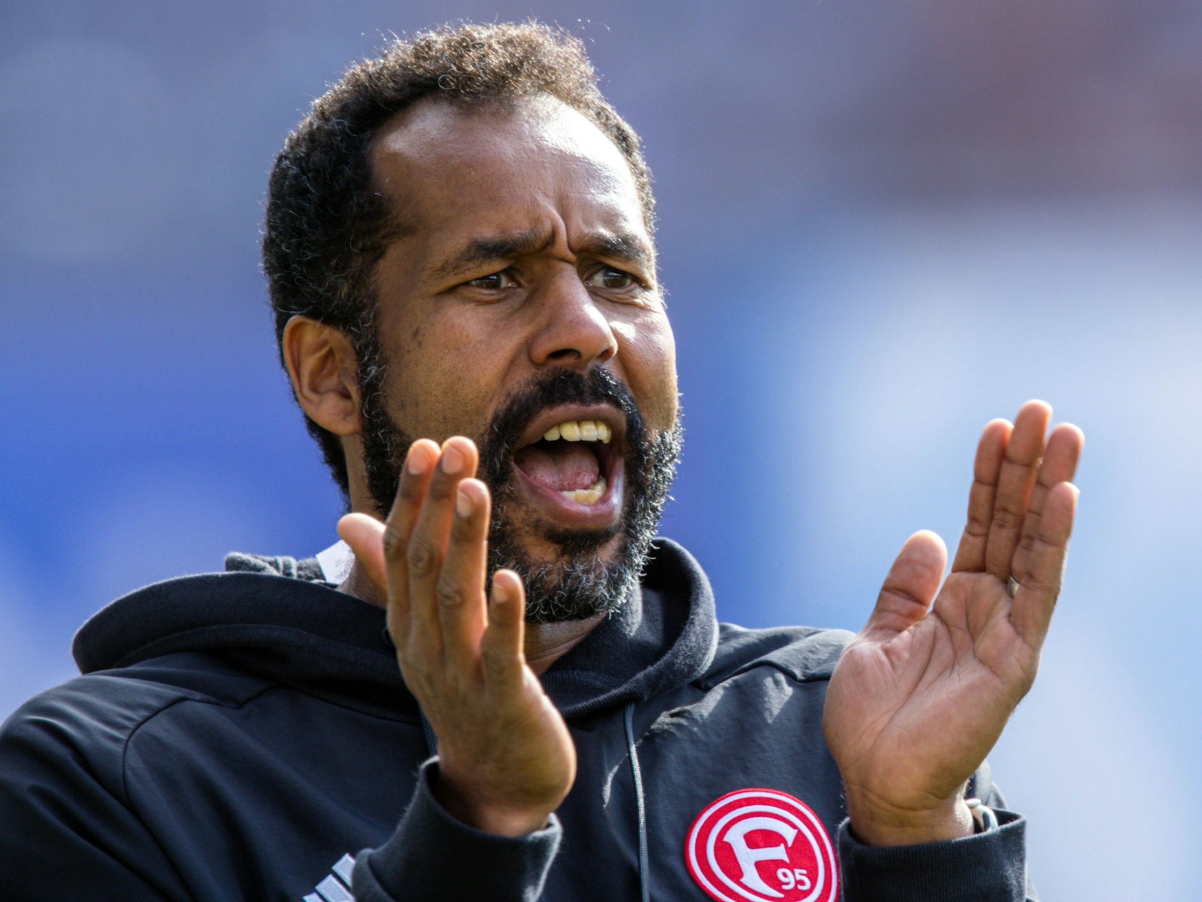 Düsseldorfs Trainer Daniel Thioune feuert seine Spieler an.