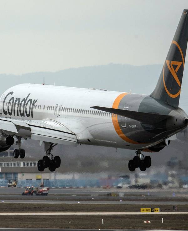 Ein Passagierflugzeug des Ferienfliegers Condor landet am 22. März 2021 auf dem Flughafen in Frankfurt am Main.