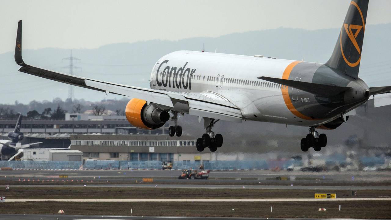 Ein Passagierflugzeug des Ferienfliegers Condor landet am 22. März 2021 auf dem Flughafen in Frankfurt am Main.