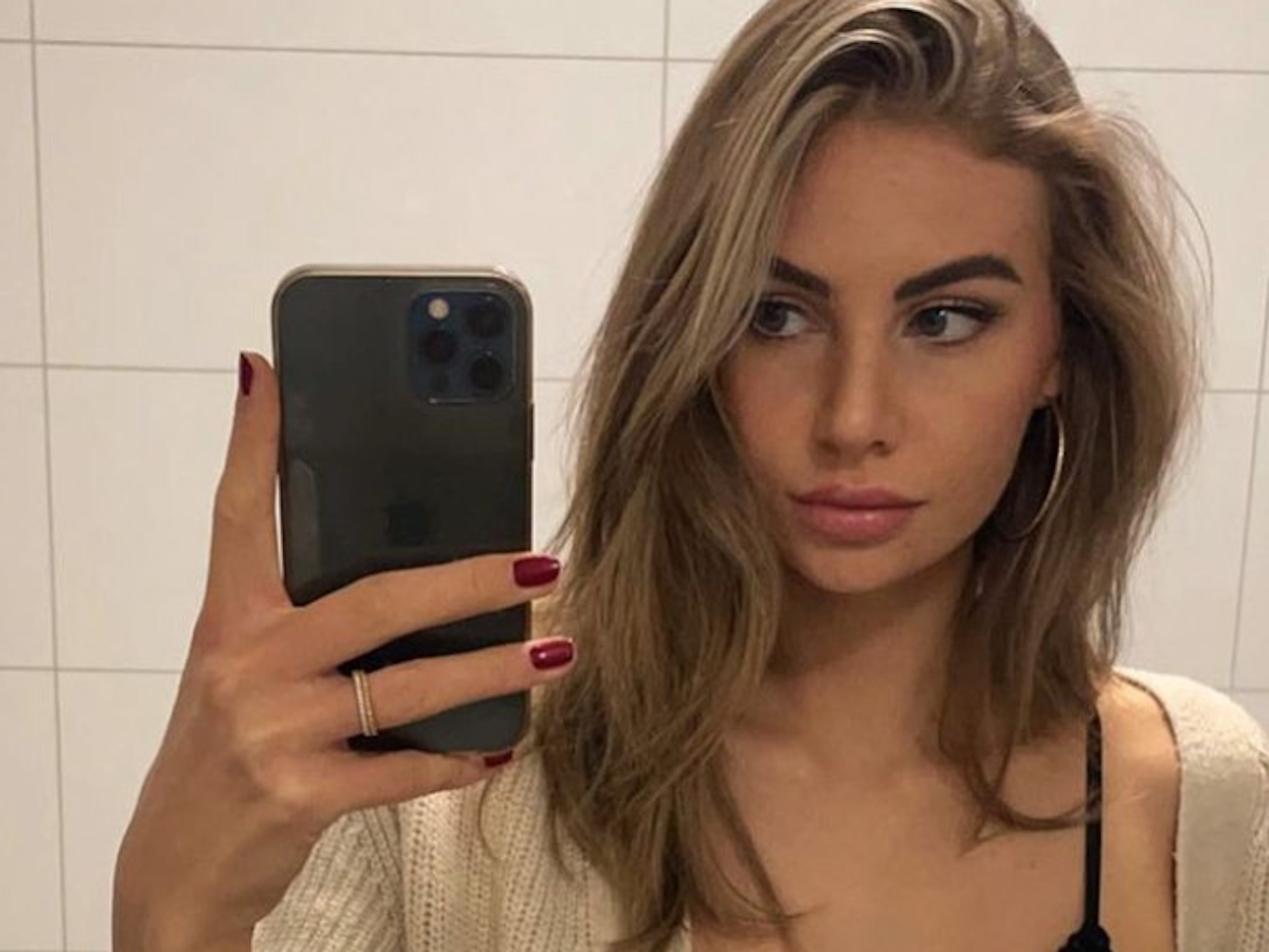 Ex-„Bachelor“-Kandidatin Yasmin Vogt macht ein Selfie vor einem Spiegel.