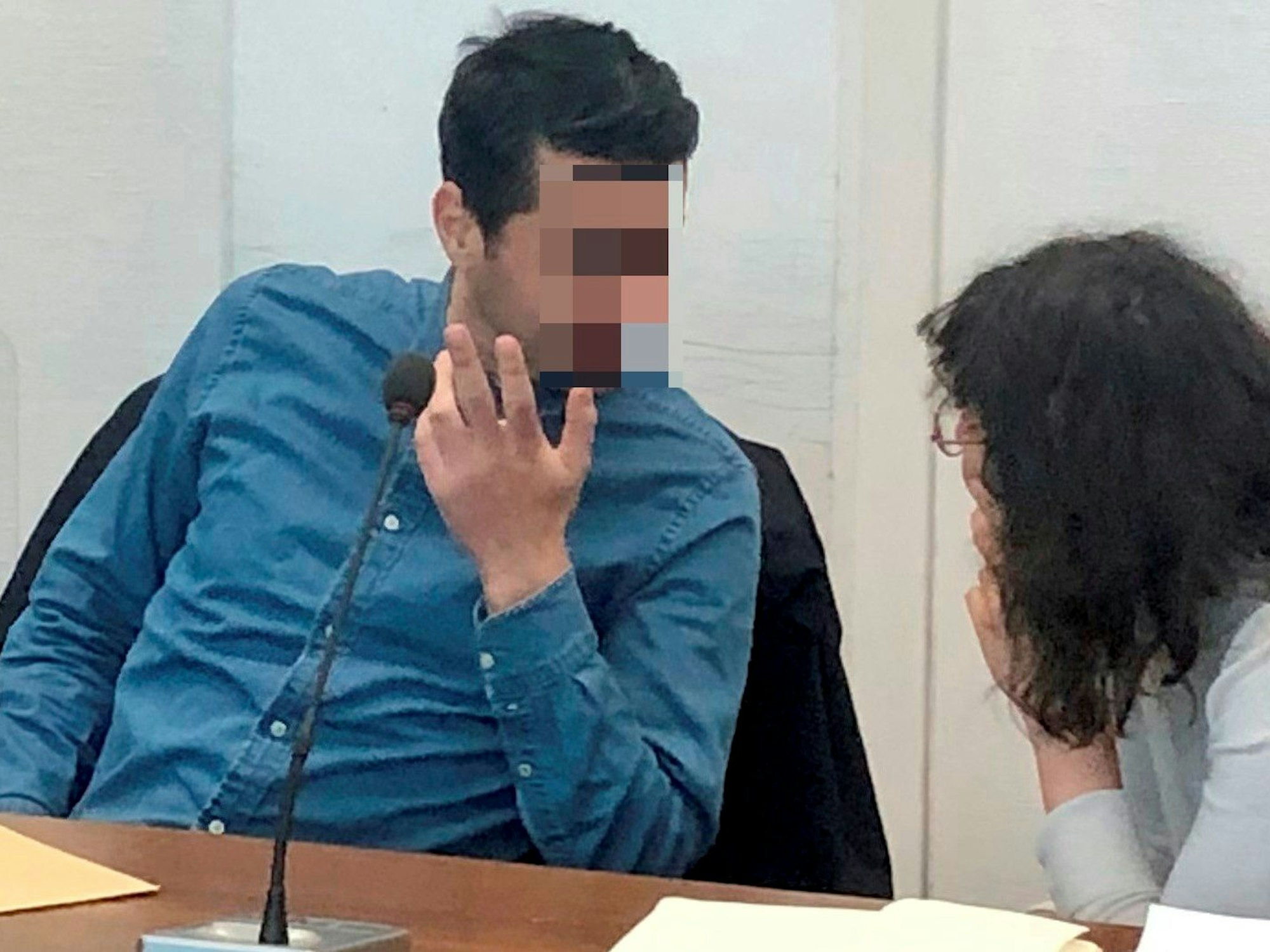 Der Angeklagte unterhält sich mit der Dolmetscherin.