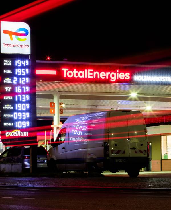 Eine Berliner Total-Energies-Tankstelle an der Holzmarktstraße weist gegen 2 Uhr morgens noch keine erhöhten Preise aus.