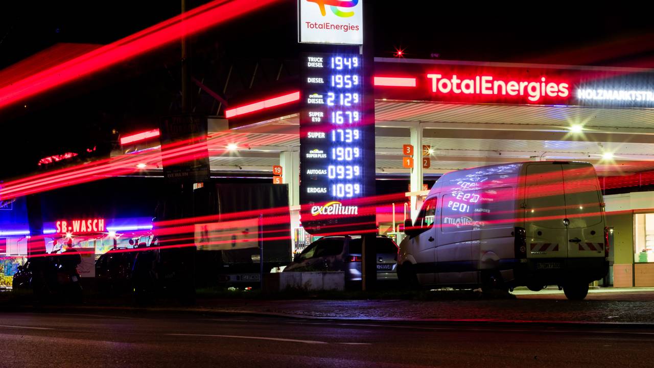 Eine Berliner Total-Energies-Tankstelle an der Holzmarktstraße weist gegen 2 Uhr morgens noch keine erhöhten Preise aus.