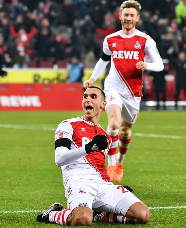 Ellyes Skhiri bejubelt auf Knien rutschend ein Tor für den 1. FC Köln, hinter ihm kommt Florian Kainz dazu.