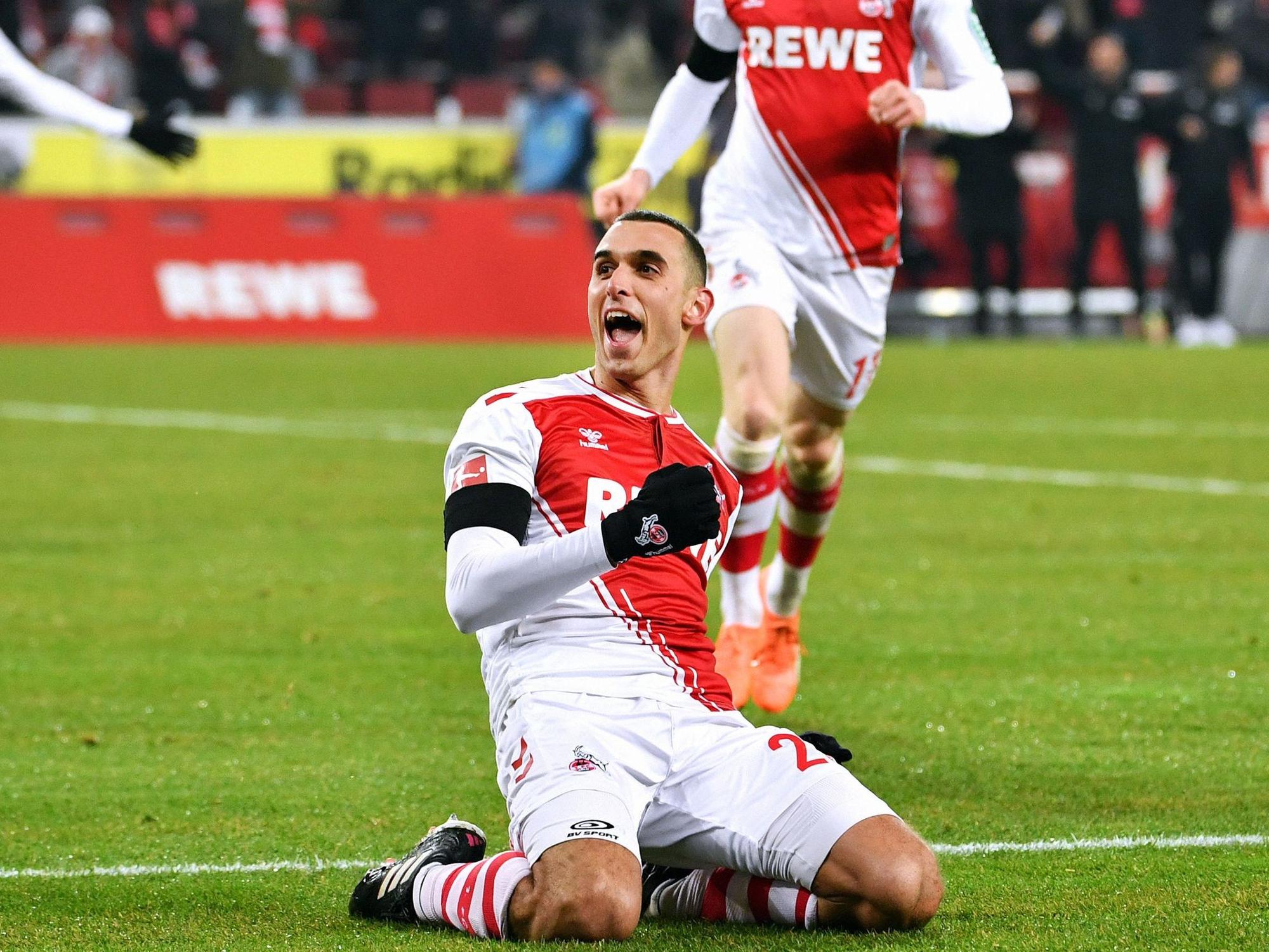 Ellyes Skhiri bejubelt auf Knien rutschend ein Tor für den 1. FC Köln, hinter ihm kommt Florian Kainz dazu.