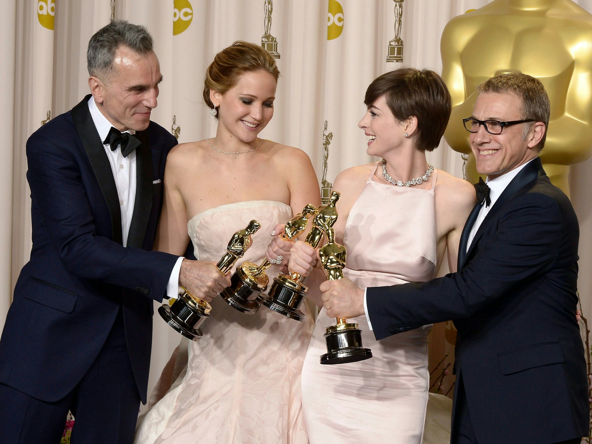 Daniel Day-Lewis, Jennifer Lawrence, Anne Hathaway und Christophe Waltz mit ihrem Oscar bei den 85. Academy Awards im Dolby Theatre in Hollywood am 24. Februar 2013.
