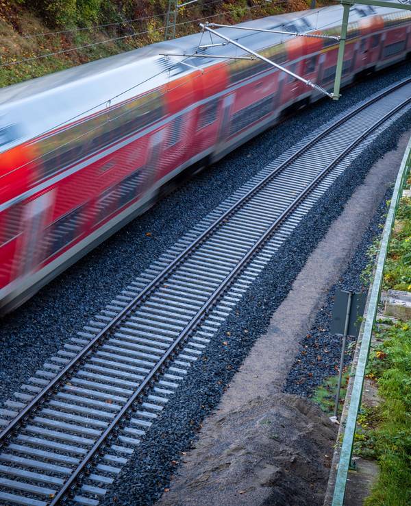 Ein Nahverkehrszug fährt über die neu gebaute Bahnstrecke zum Schweriner Hauptbahnhof (Aufnahme mit langer Belichtungszeit). Symbolfoto vom 28.10.2022.