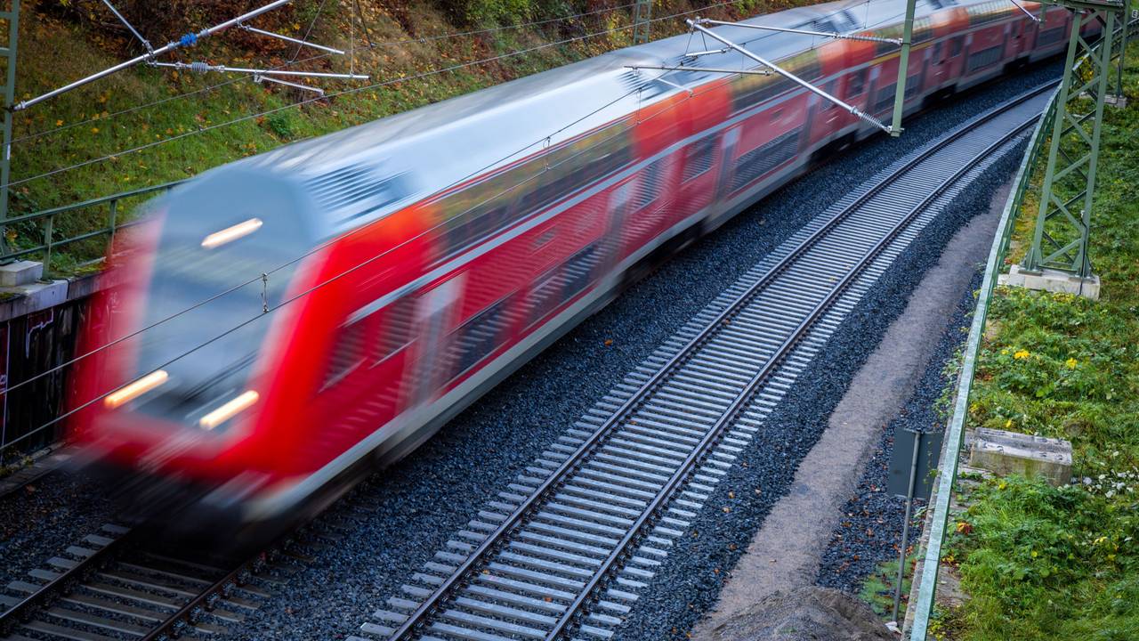 Ein Nahverkehrszug fährt über die neu gebaute Bahnstrecke zum Schweriner Hauptbahnhof (Aufnahme mit langer Belichtungszeit). Symbolfoto vom 28.10.2022.