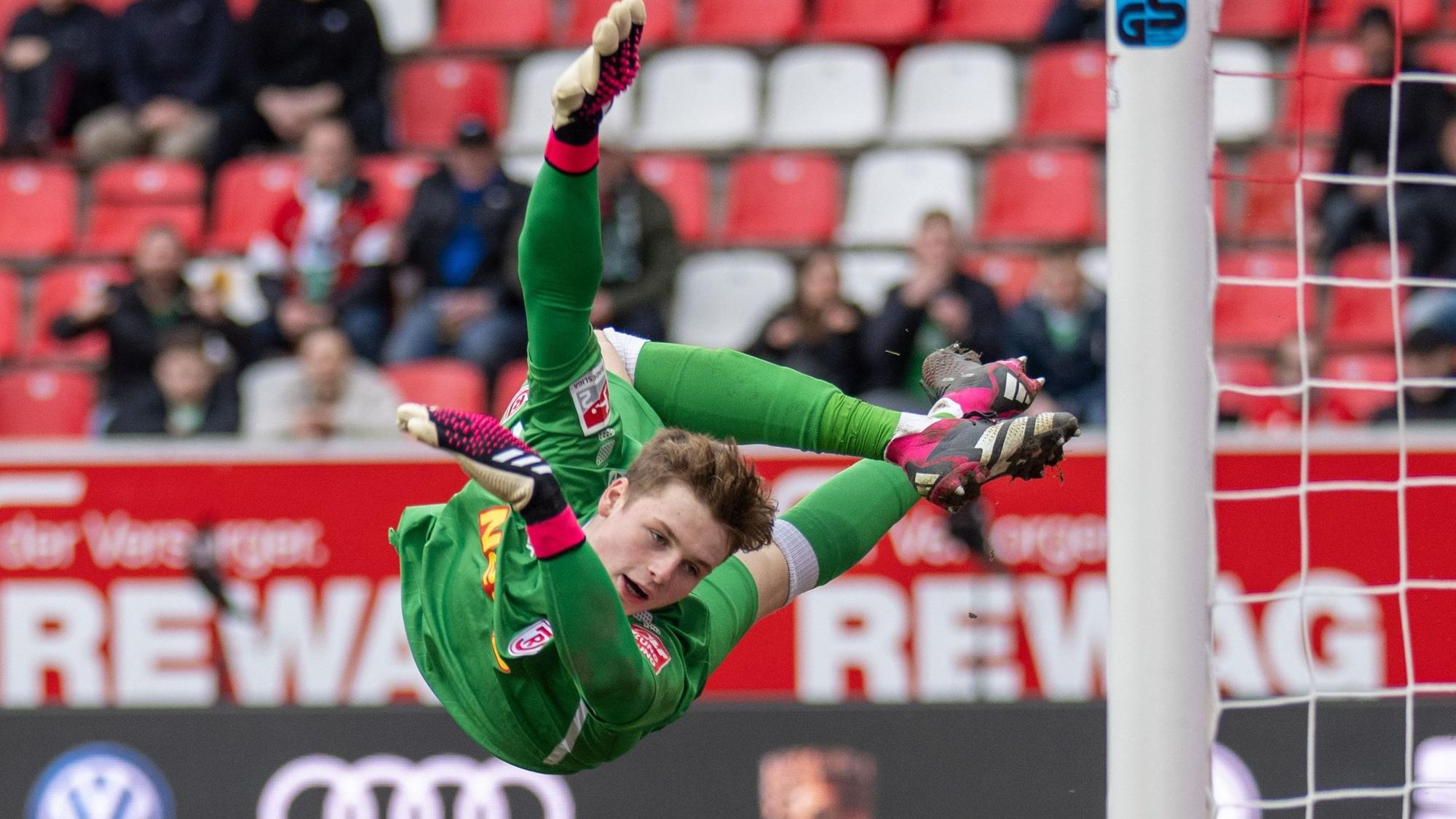 Regensburgs Jonas Urbig streckt sich vergeblich nach dem Ball.
