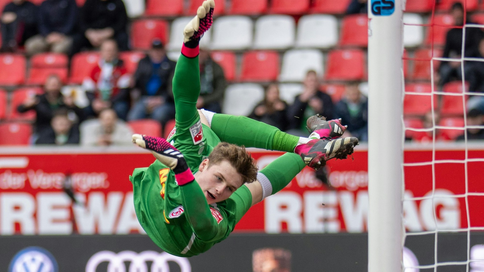 Regensburgs Jonas Urbig streckt sich vergeblich nach dem Ball.