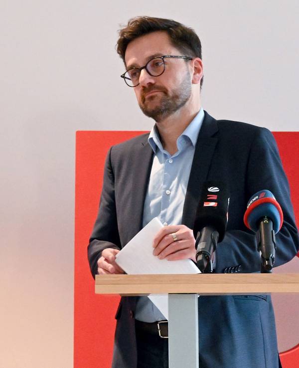 Thomas Kutschaty, Landesvorsitzender der SPD in Nordrhein-Westfalen, geht nach einem Statement im Johannes-Rau-Haus. Der nordrhein-westfälische SPD-Parteichef Thomas Kutschaty ist zurückgetreten.