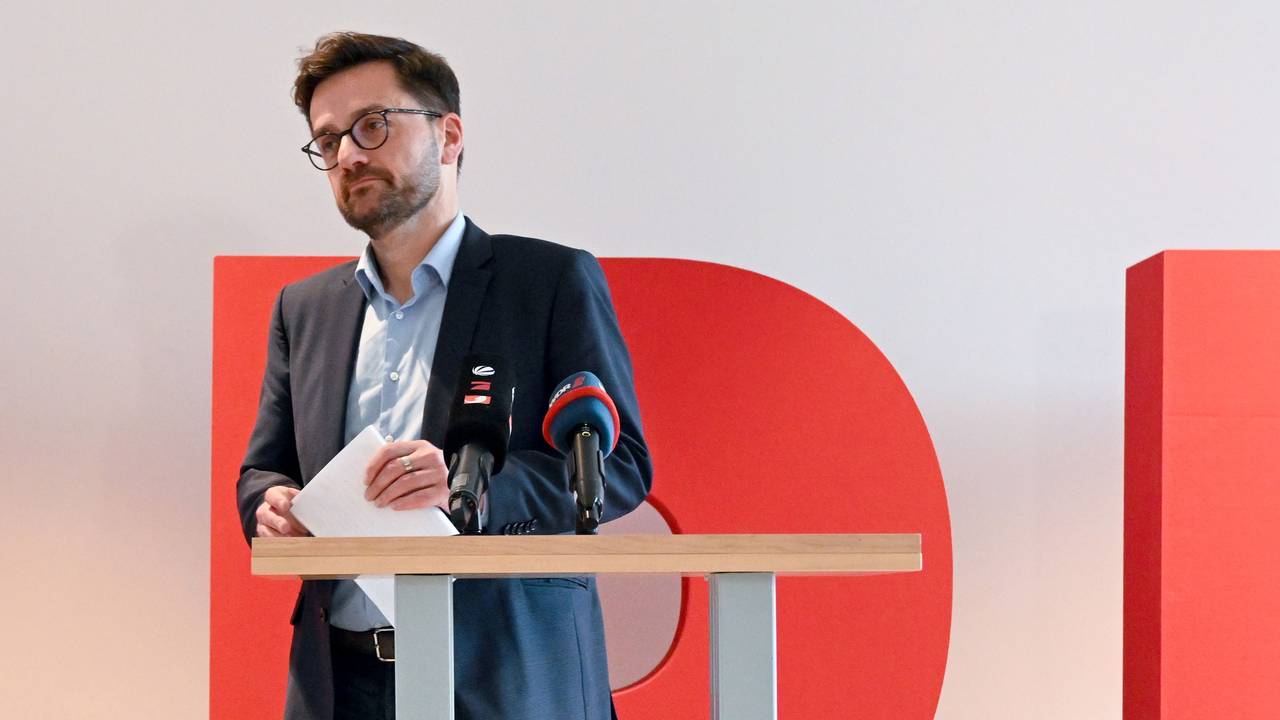 Thomas Kutschaty, Landesvorsitzender der SPD in Nordrhein-Westfalen, geht nach einem Statement im Johannes-Rau-Haus. Der nordrhein-westfälische SPD-Parteichef Thomas Kutschaty ist zurückgetreten.