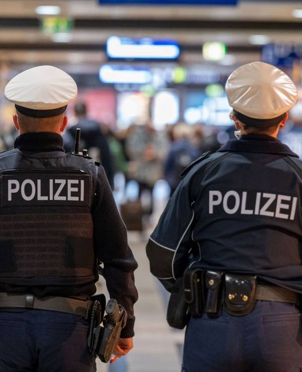 Polizeibeamte patroullieren im Haupbahnhof.