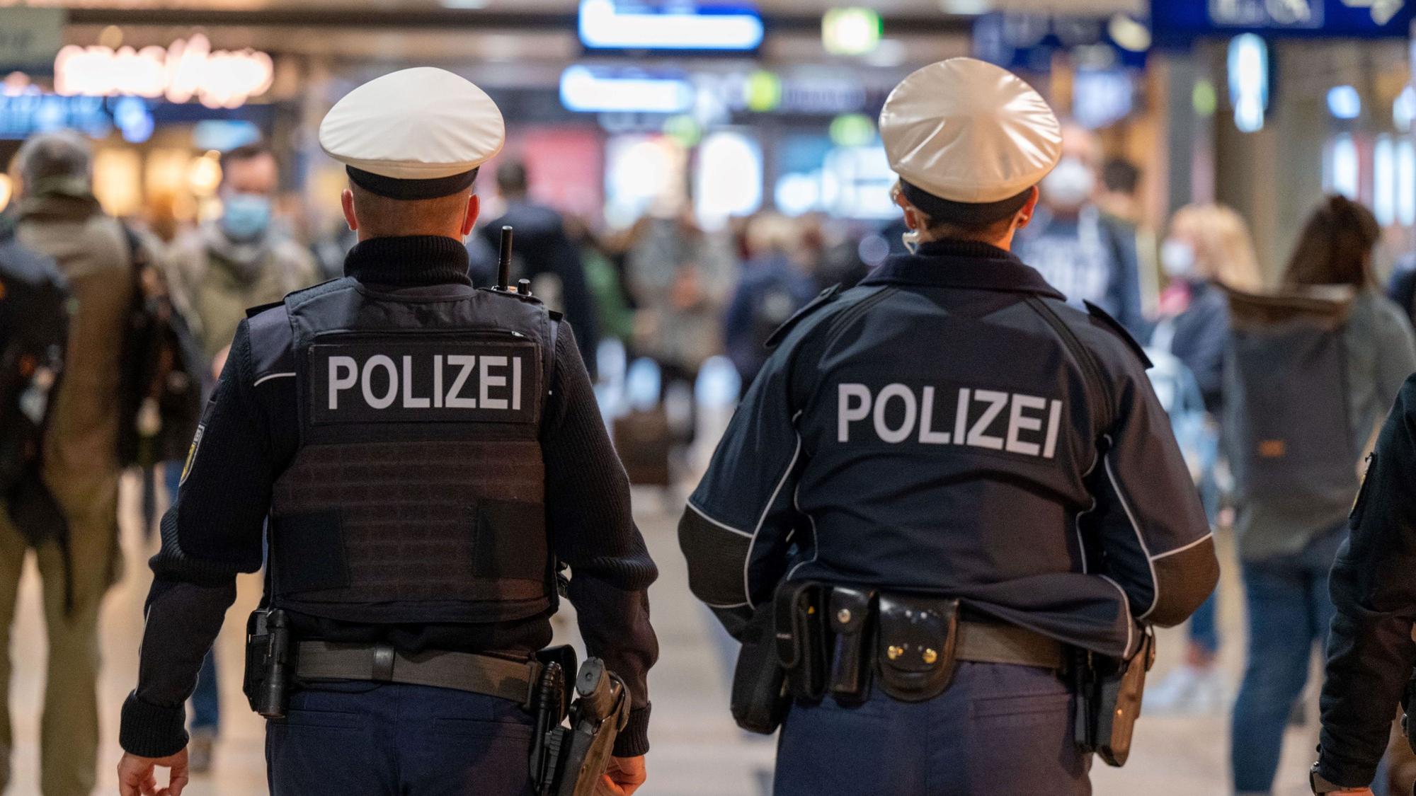 Polizeibeamte patroullieren im Haupbahnhof.