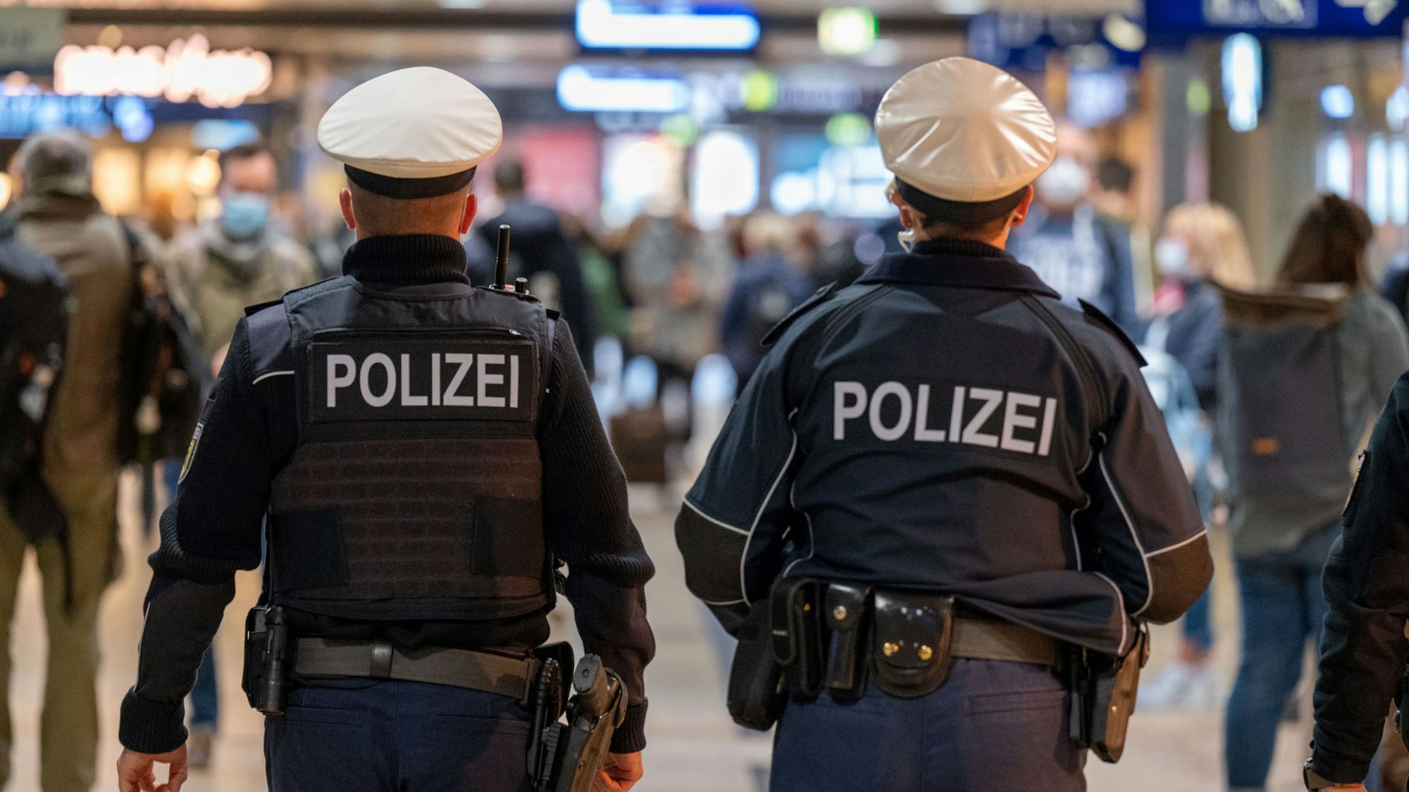 Polizeibeamte patroullieren im Haupbahnhof.