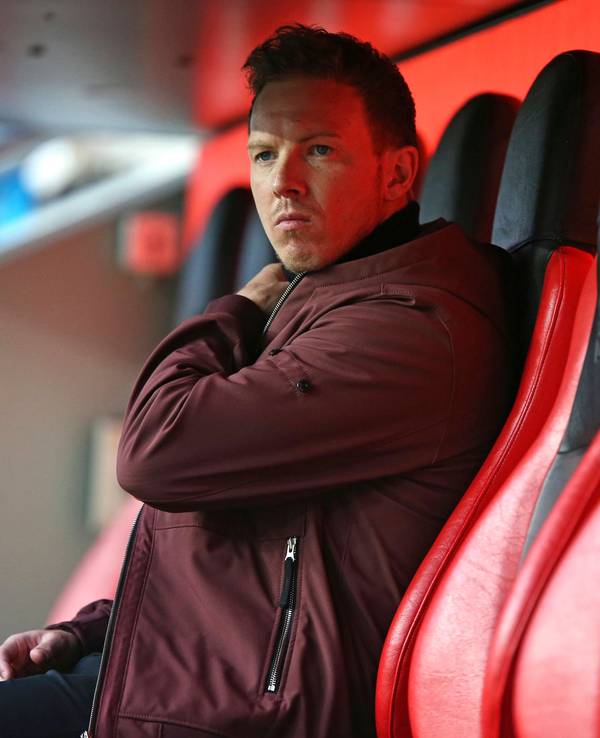 Trainer Julian Nagelsmann auf der Bank.