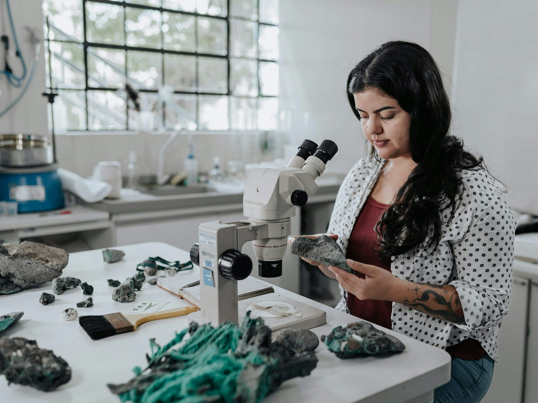 Die Geologin Fernanda Avelar Santos untersucht die Plastiglomerate von der Insel Trindade.