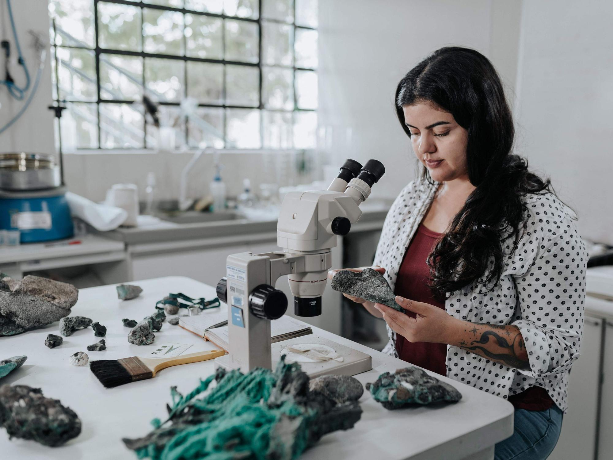 Die Geologin Fernanda Avelar Santos untersucht die Plastiglomerate von der Insel Trindade.