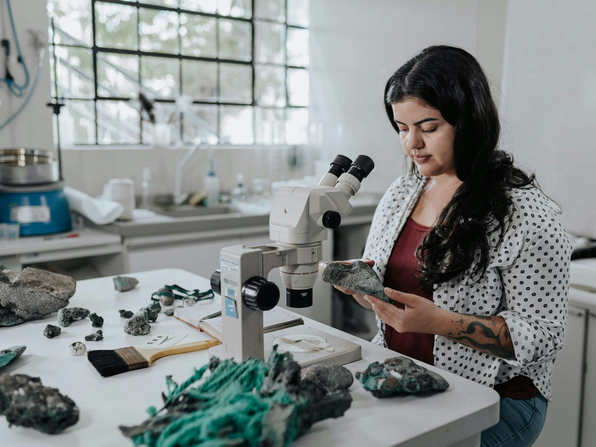 Die Geologin Fernanda Avelar Santos untersucht die Plastiglomerate von der Insel Trindade.