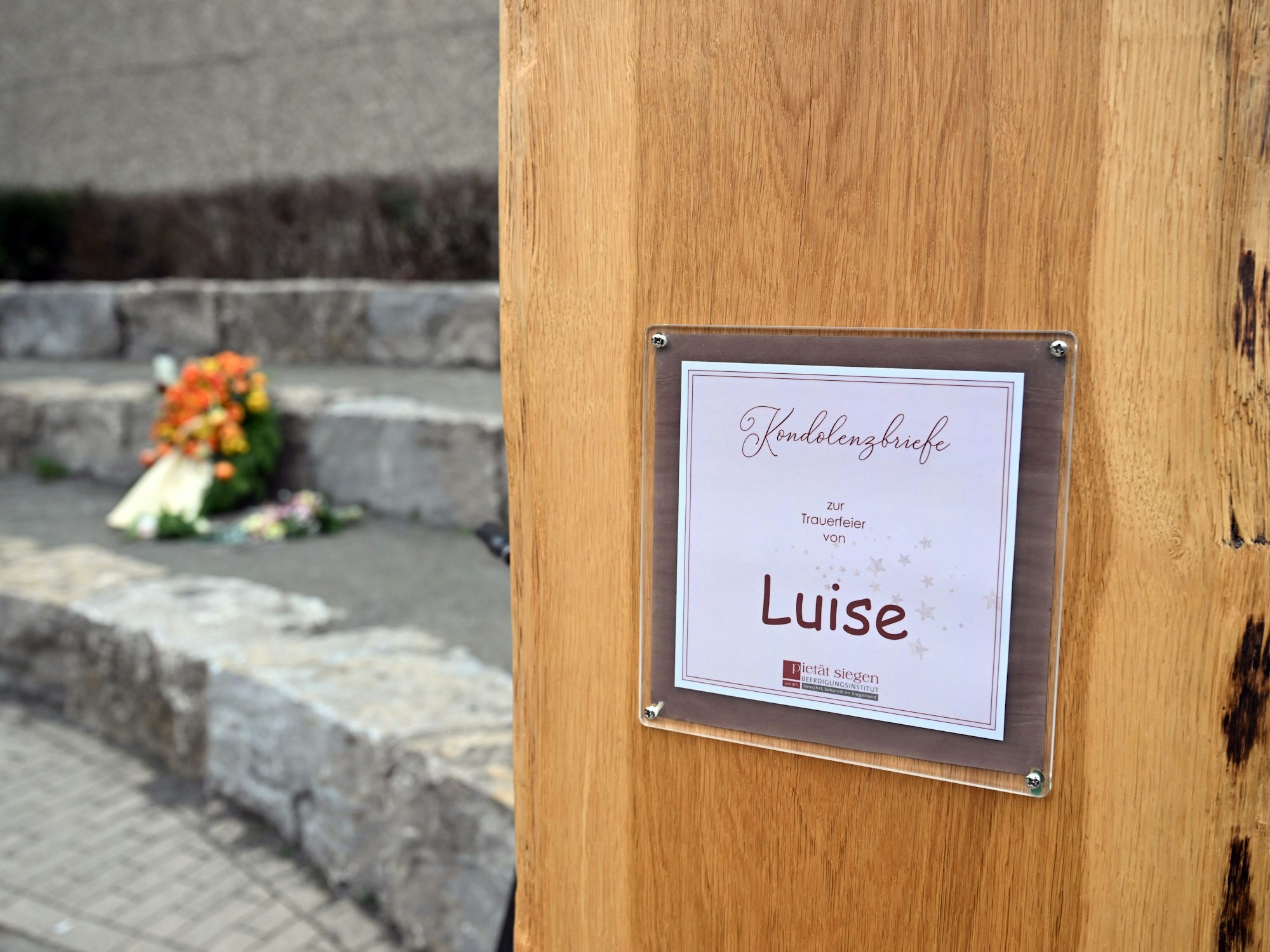 Ein Kasten für Kondolenzbriefe steht am 22. März 2023 auf dem Schulhof der Esther-Bejarano-Gesamtschule in Freudenberg.