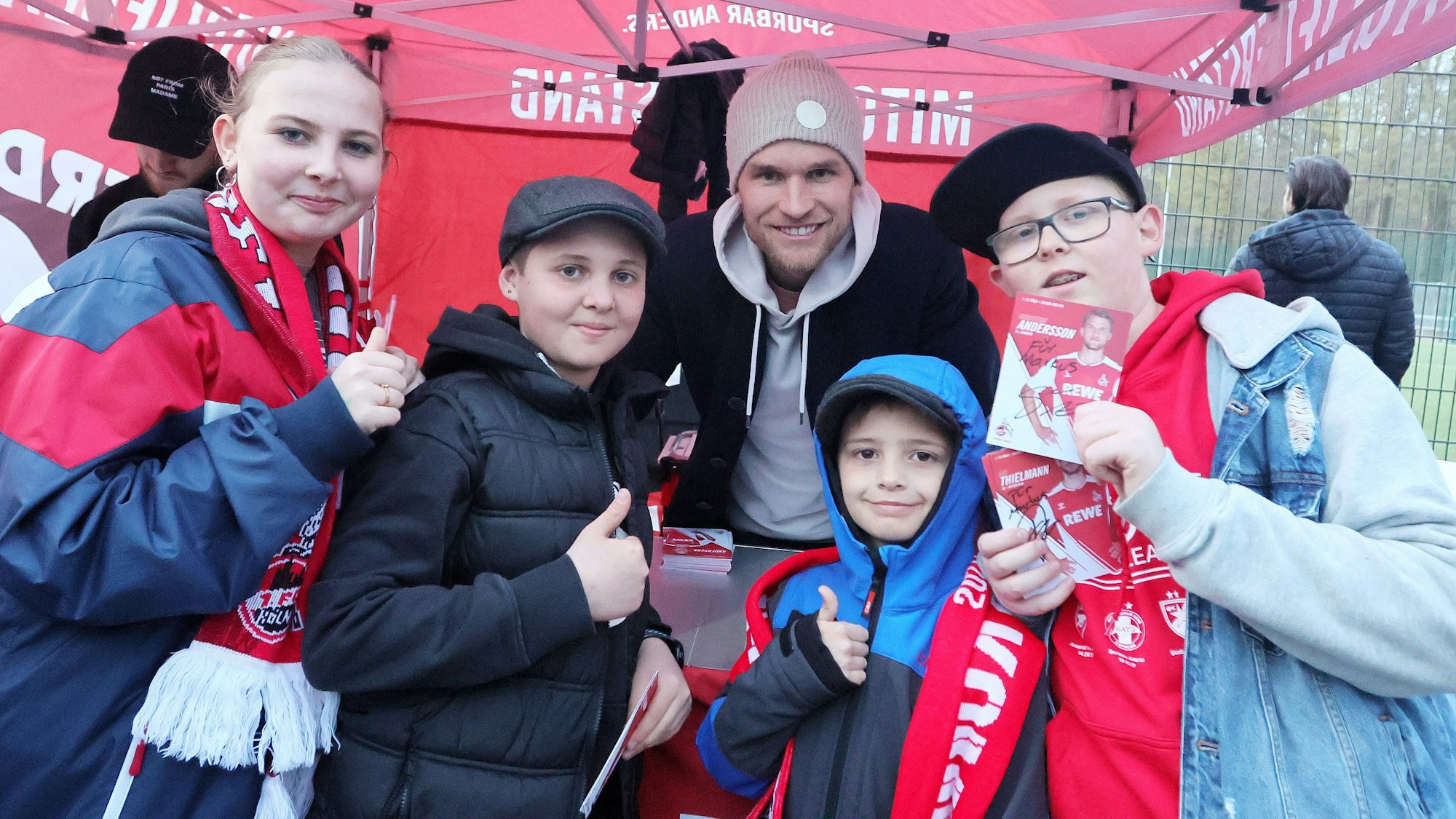 Sebastian Andersson lächelt bei einer Autogrammstunde mit Fans.