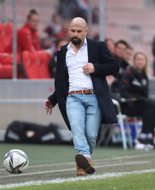 Sascha Glass schießt an der Seitenlinie den Ball.
