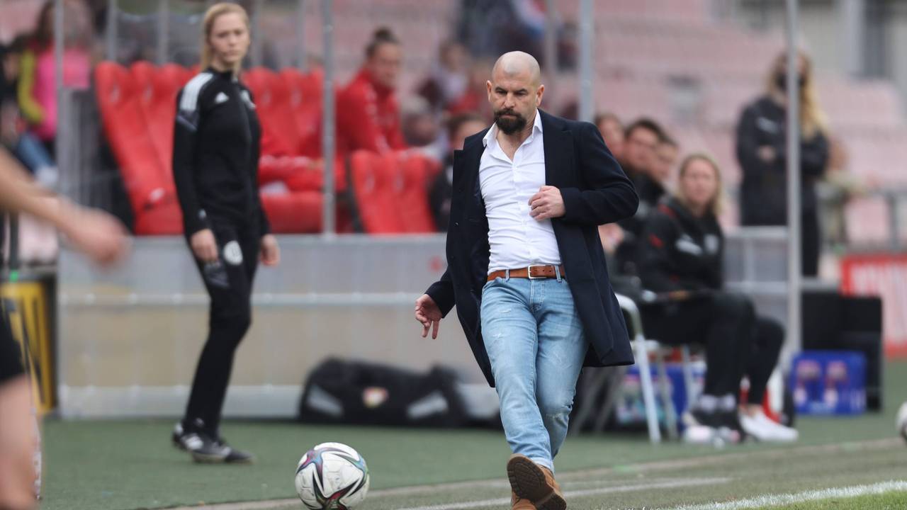 Sascha Glass schießt an der Seitenlinie den Ball.