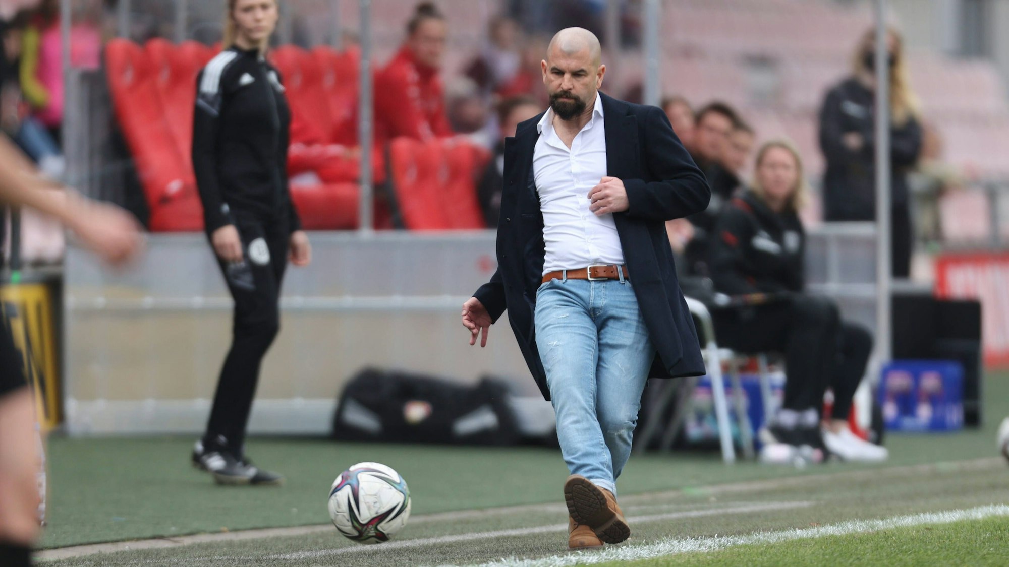 Sascha Glass schießt an der Seitenlinie den Ball.