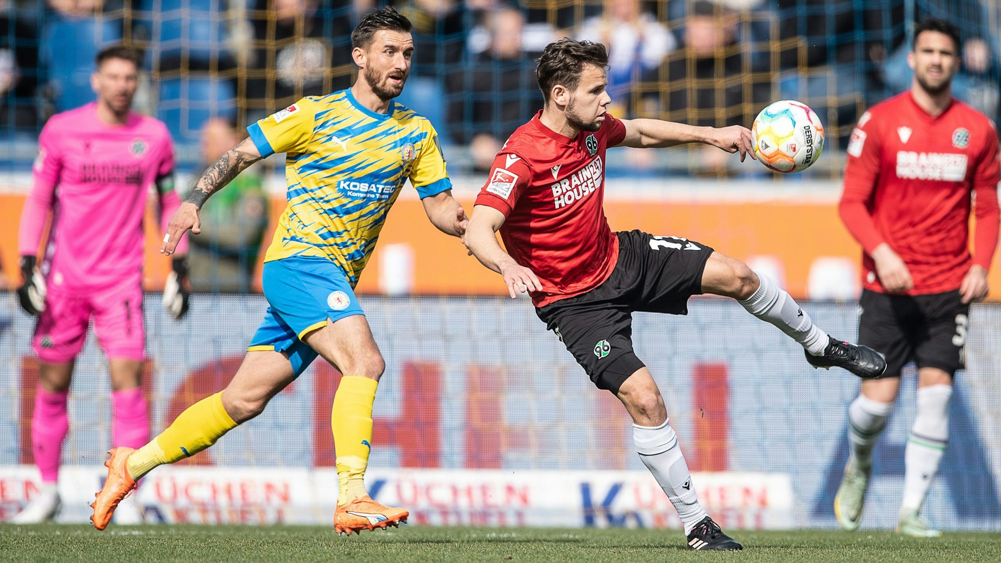 Hannovers Louis Schaub (r) spielt im Duell mit Braunschweigs Robin Krauße den Ball.