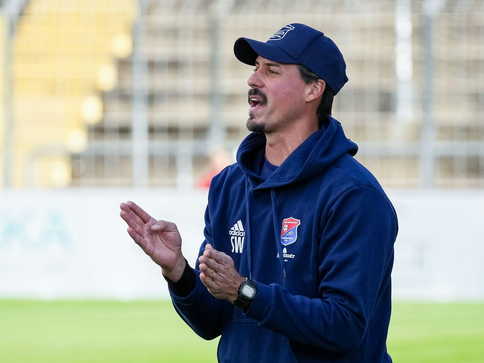 Unterhachings Trainer Sandro Wagner klatscht in die Hände.