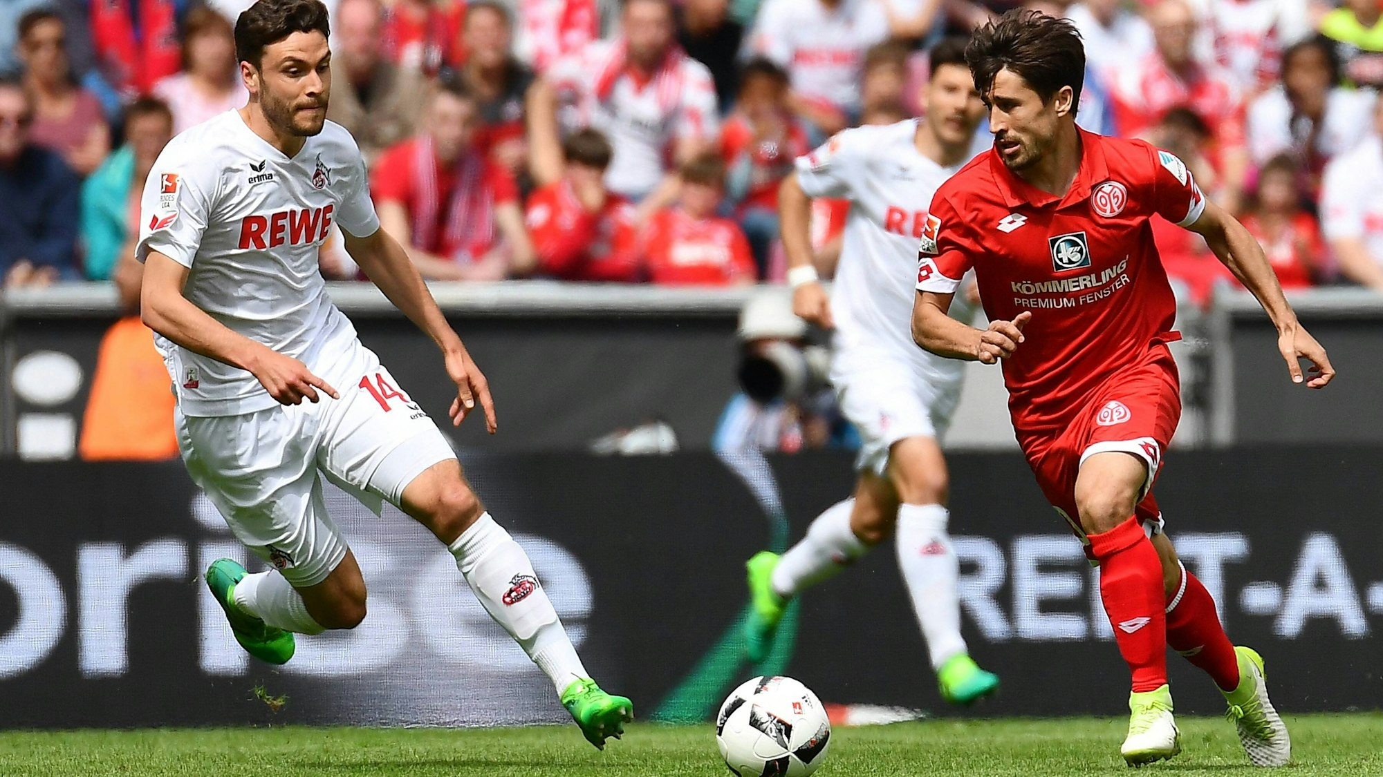Bojan Krkic (r.) in seinem letzten Bundesliga-Spiel für Mainz 05 im Duell mit Jonas Hector vom 1. FC Köln.