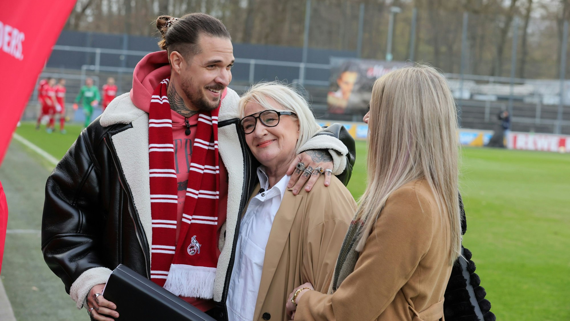 Sohn Zico und Witwe Claudia Banach-Weigl am Donnerstagabend (23. März 2023) beim Mucki-Gedächtnisspiel im Franz-Kremer-Stadion