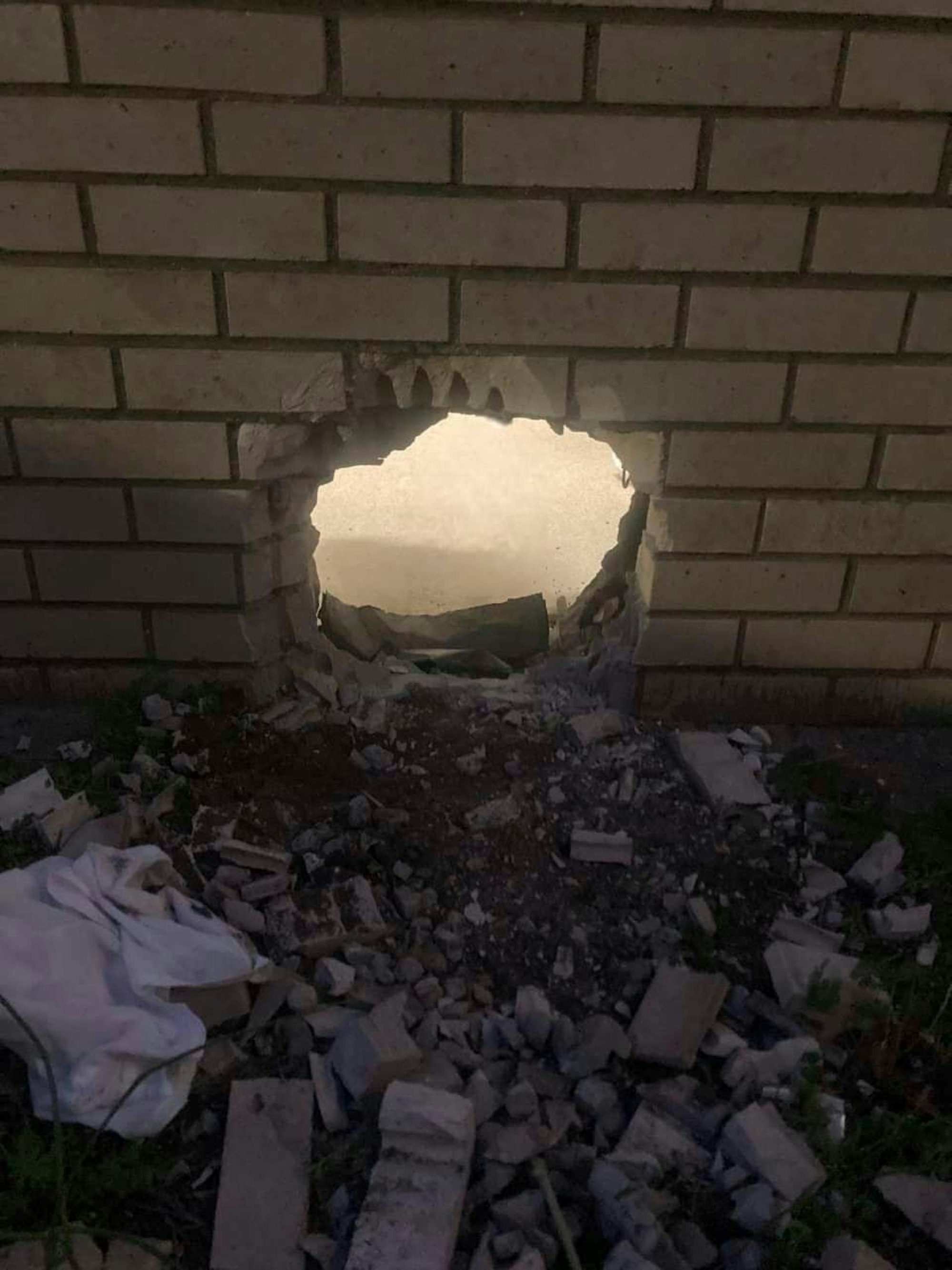 Dieses vom Newport News Sheriff’s Office bereitgestellte Foto zeigt das Loch in der Wand einer Gefängniszelle in Newport News, Virginia, welches die zwei Gefängnisinsassen mit primitiven Werkzeuge bohrten, um zu fliehen. Nur ein paar Stunden später wurden sie in einem Restaurant in einer nahe gelegenen Stadt gefunden zu werden, sagte ein Sheriff. Aufnahme vom 20. März 2023.
